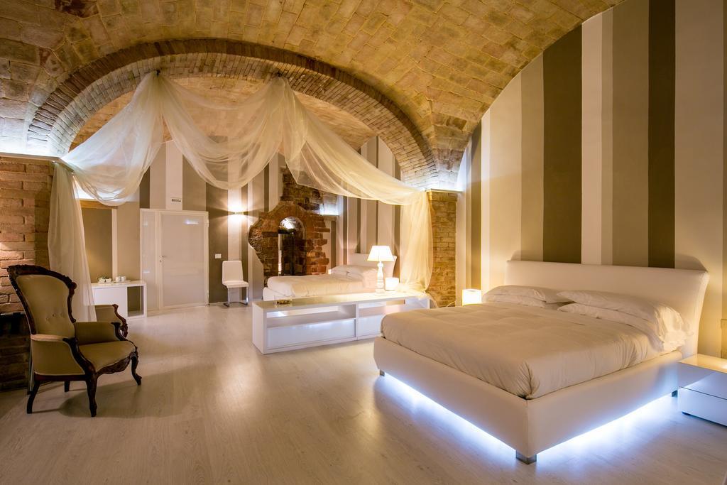 Hotel Degli Affreschi مونتيفالكو الغرفة الصورة